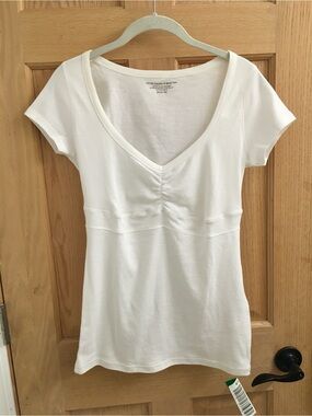 NWT United Colors of Benetton White V-Neck Short Sleeve Top, Large -Fits Medium